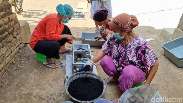 Warga tergabung dalam Bank Sampah Amanah di Pedukuhan Besole, Kalurahan Poncosari, Kapanewon Srandakan, Kabupaten Bantul, membuat briket, Senin (30/10/2023).