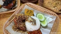 Seporsi nasi tempong di sini dibanderol seharga Rp 28.000. Kamu bisa memilih lauk antara ayam goreng atau bebek goreng. Selain itu, kamu juga bisa memilih bumbunya. Foto: detikcom/Riska Fitria