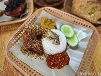 Warung Mpok Julid: Tertampar Nasi Tempong Ayam Serundeng yang Lezat