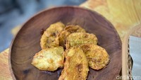 Selain itu, ada juga terong goreng krispi. Terongnya dipotong berbentuk oval, berbeda dengan terong biasanya yang dipotong memanjang. Foto: detikcom/Riska Fitria