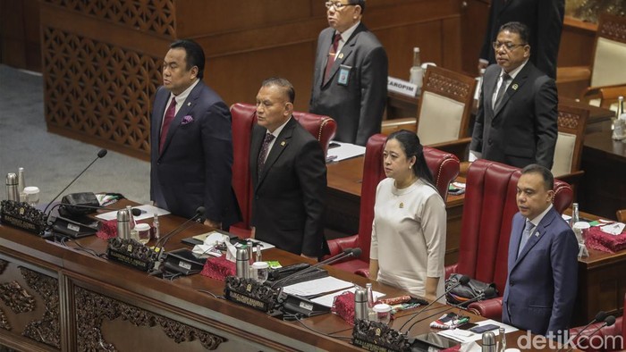DPR menggelar rapat paripurna pembukaan masa persidangan II tahun sidang 2023-2024 hari ini. Sebanyak 154 anggota hadir dan 140 sisanya mengajukan izin.