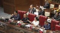 Puan lalu membacakan presensi kehadiran rapat paripurna. Puan menyebut sebanyak 154 anggota hadir fisik, izin sebanyak 140 anggota. Dengan begitu, total 294 dari 575 anggota DPR terlibat dalam rapat paripurna ini.