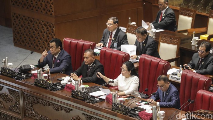 DPR menggelar rapat paripurna pembukaan masa persidangan II tahun sidang 2023-2024 hari ini. Sebanyak 154 anggota hadir dan 140 sisanya mengajukan izin.