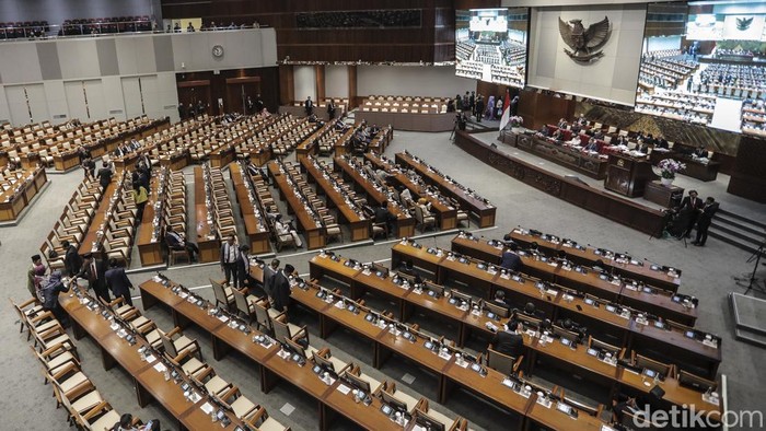 140 Anggota DPR Izin saat Puan Pimpin Rapat Paripurna DPR DPR menggelar rapat paripurna pembukaan masa persidangan II tahun sidang 2023-2024 hari ini. Sebanyak 154 anggota hadir dan 140 sisanya mengajukan izin.