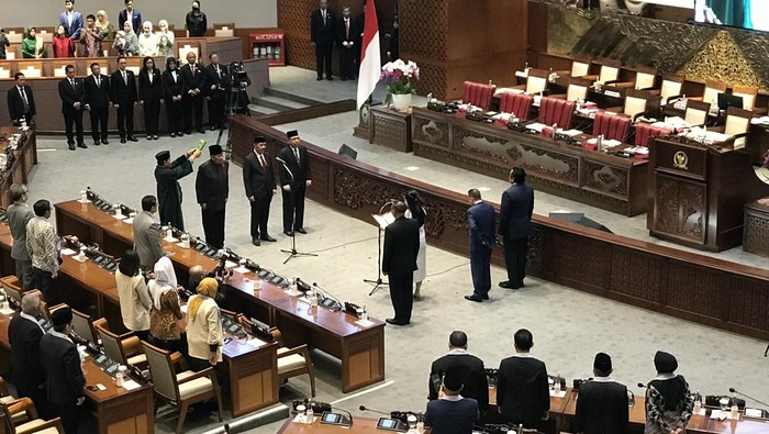 3 anggota dewan  baru dilantik saat rapat paripurna DPR hari ini