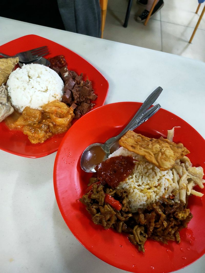 5 Kantin Karyawan di Mal Mewah Ini Punya Makanan Enak dan Murah