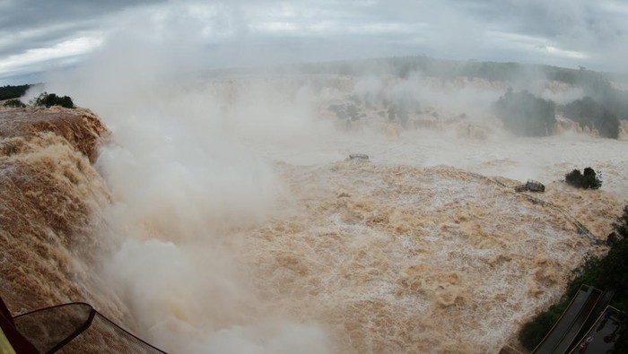 People look at Iguazu Falls, where the water level has risen due to the heavy rains that hit the southern region of Brazil, in Foz do Iguacu, Parana State, Brazil October 30, 2023. REUTERS/Kiko Sierich NO RESALES. NO ARCHIVES