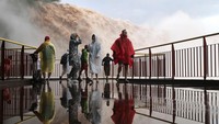 Wisatawan ramai-ramai mengunjungi air terjun Iguazu untuk berfoto atau sekadar memandang. Kumpulan air terjun ini menjadikan air terjun Iguazu sistem air terjun terbesar yang ada di dunia.  