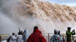 Air Terjun Iguazu Meluap Bak Air Bah, Malah Jadi Tontonan