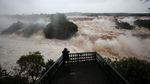 Air Terjun Iguazu Meluap Bak Air Bah, Malah Jadi Tontonan