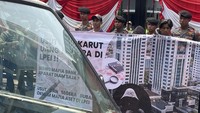 Massa yang tergabung dalam Aliansi Pergerakan Mahasiswa dan Masyarakat Indonesia (APMMI) menggelar aksi demo di depan gedung Kemenkeu, Jakarta, Selasa (31/10/2023).