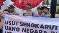 Melalui orasi yang disampaikan, aksi tersebut menyoroti kinerja Lembaga Pembiayaan Ekspor Indonesia (LPEI), BUMN di bawah Kemenkeu, yang belakangan banyak digugat oleh debitur. 