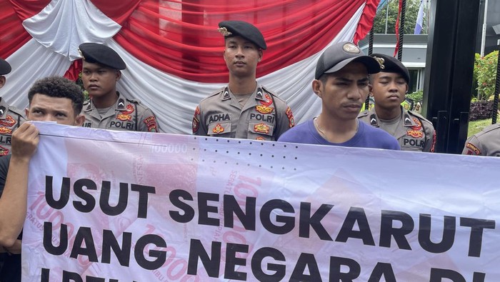 Aksi Massa di Kemenkeu Tuntut Usut Sengkarut di LPEI Massa aksi yang tergabung dalam Aliansi Pergerakan Mahasiswa dan Masyarakat Indonesia (APMMI) menggelar aksi demo di depan gedung Kemenkeu, Jakarta, Selasa (31/10).
