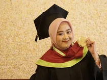 Cerita Aliya, Wisudawan UM Surabaya yang Sekeluarga Kompak Jadi Dokter