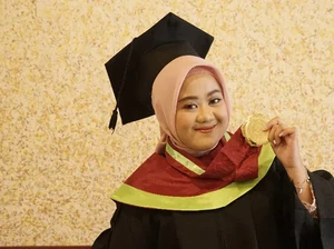 Cerita Aliya, Wisudawan UM Surabaya yang Sekeluarga Kompak Jadi Dokter