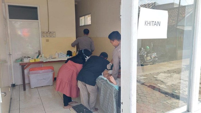 Anak di Cimahi saat mengikuti khitanan massal