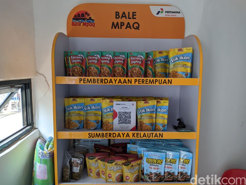 Aneka produk olahan ikan oleh kelompok UMKM Bale Mpaq di Kelurahan Bintaro, Kecamatan Ampenan, Kota Mataram, Nusa Tenggara Barat (NTB).