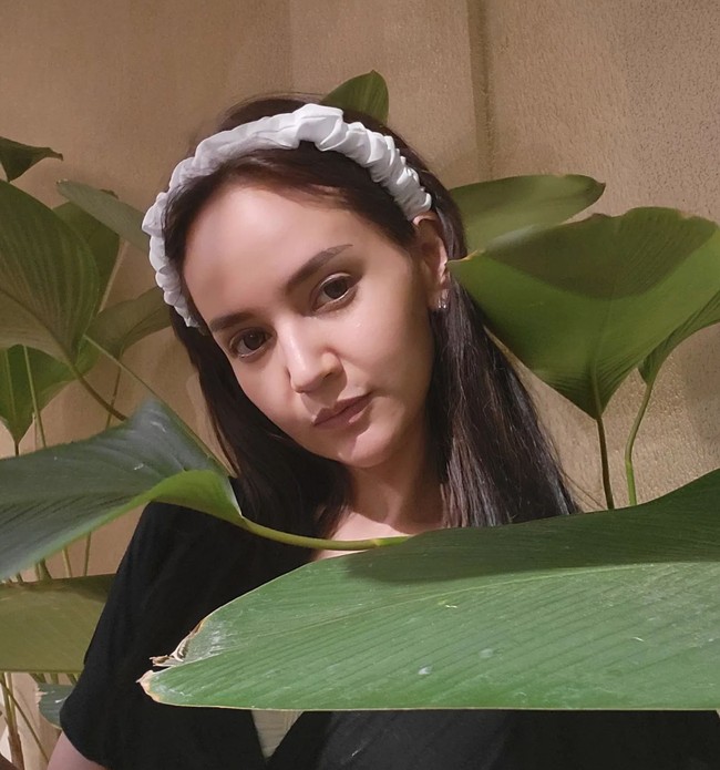 Meski saat ini Angelica sudah berusia 37 tahun namun penampilannya masih awet muda dan imut. Seolah tak menua, gayanya yang masih bak ABG dan tubuhnya yang langsing pun curi atensi. Foto: Instagram/@angelicasimp.new