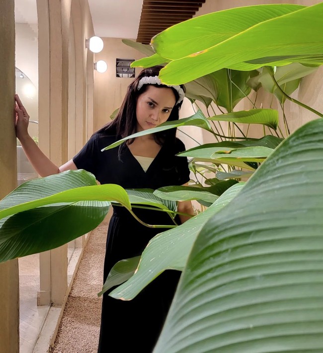 Angelica sendiri diketahui merupakan anak dari Gustav Simperler dan Lies Hartiningsih. Sang ayah memiliki keturunan Austria dan Mangolia, sementara ibunya berasal dari Jawa. Foto: Instagram/@angelicasimp.new