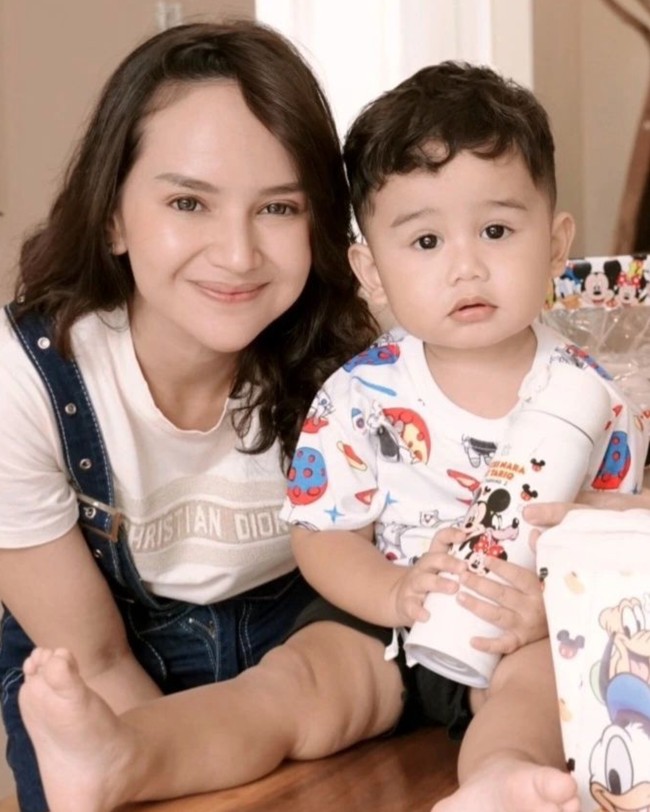 Di tahun 2020 Angelica menikah dengan pria bernama Rico Hidros Daeng. Dari pernikahan tersebut keduanya dikaruniai seorang anak bernama Ryuzi Nara At Tariq. Foto: Instagram/@angelicasimp.new