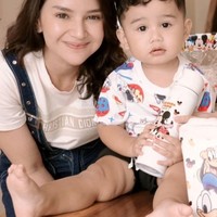 Di tahun 2020 Angelica menikah dengan pria bernama Rico Hidros Daeng. Dari pernikahan tersebut keduanya dikaruniai seorang anak bernama Ryuzi Nara At Tariq. Foto: Instagram/@angelicasimp.new