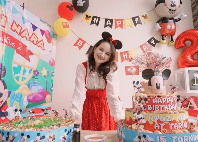 Potret saat Angel merayakan ulang tahun kedua anaknya. Tampil bergaya ala Minnie Mouse, banyak yang berkomentar menyebut dirinya masih cocok menjadi yang berulang tahun. Foto: Instagram/@angelicasimp.new