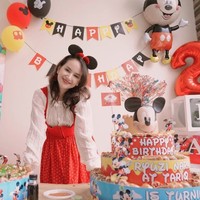 Potret saat Angel merayakan ulang tahun kedua anaknya. Tampil bergaya ala Minnie Mouse, banyak yang berkomentar menyebut dirinya masih cocok menjadi yang berulang tahun. Foto: Instagram/@angelicasimp.new