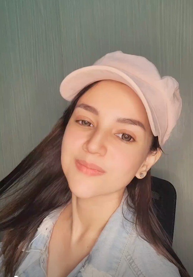 Terbaru penampilan Angel banjir pujian saat lipsync lagu Hilang Kadang Ku Tak Tenang Ku Hanya Diam di Reels Instagram miliknya. Kenapa makin muda sih kk ini gak tua tua bagi tips nya dong, komentar salah seorang netizen. Foto: Instagram/@angelicasimp.new