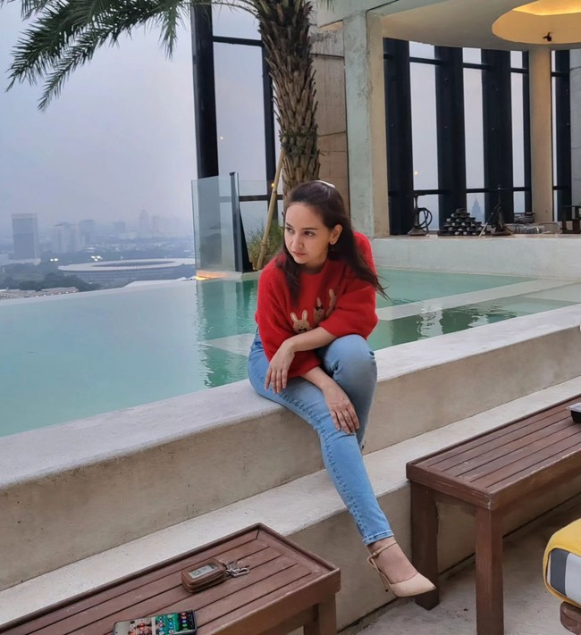 Nama Angelica Simperler banyak dikenal usai diirinya membintangi beberapa FTV, sinetron, dan film. Salah satu sinetronnya yang cukup terkenal ialah Angels Diary di tahun 2009. Sudah 14 tahun berlalu, siapa sangka penampilan Angelica kini masih sama. Foto: Instagram/@angelicasimp.new