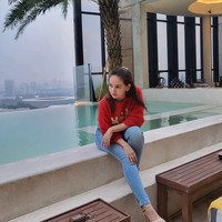 Nama Angelica Simperler banyak dikenal usai diirinya membintangi beberapa FTV, sinetron, dan film. Salah satu sinetronnya yang cukup terkenal ialah Angels Diary di tahun 2009. Sudah 14 tahun berlalu, siapa sangka penampilan Angelica kini masih sama. Foto: Instagram/@angelicasimp.new