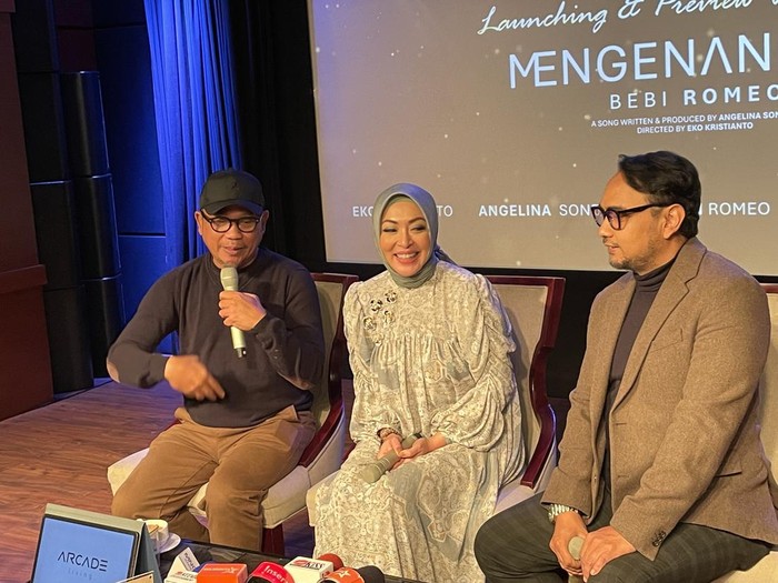 Angelina Sondakh rilis lagu tentang Adjie Massaid, minta tolong Bebi Romeo yang menyanyikannya.