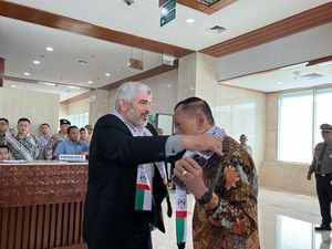Anggota DPR Dikalungkan Syal Palestina Jelang Sidang Paripurna