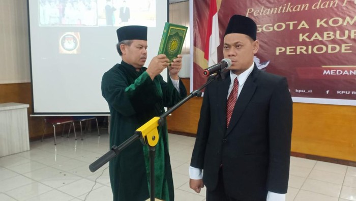 Anggota KPU Nias Utara Muhammad Irfan dilantik di KPU Sumut (Dok. KPU Sumut)