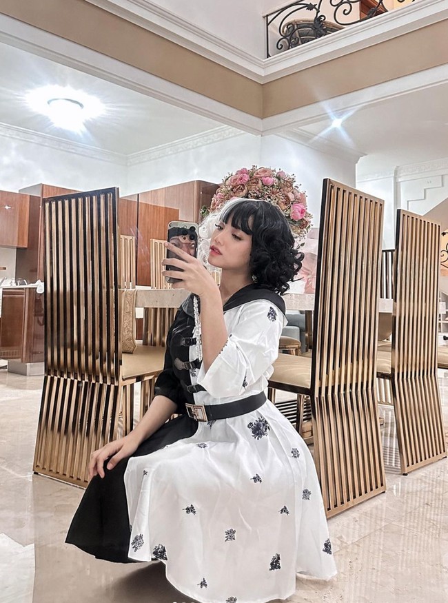 Fuji memilih memerankan karaakter Cruella. Ia tampil dengan dress ala Cruella yang berwarna hitam dan putih. Begitu pula dengan rambut palsu yang dikenakannya. Foto: Instagram