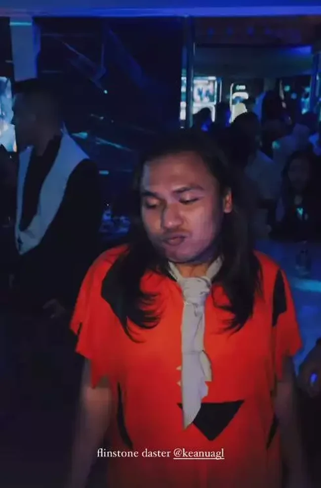 Hampir sama dengan Salim, Keanu juga memilih cosplay menjadi Fred The Flinstone. Lucunya kostum yang dikenakan oleh Keanu justru disebut mirip daster. Foto: Instagram