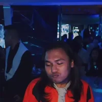 Hampir sama dengan Salim, Keanu juga memilih cosplay menjadi Fred The Flinstone. Lucunya kostum yang dikenakan oleh Keanu justru disebut mirip daster. Foto: Instagram