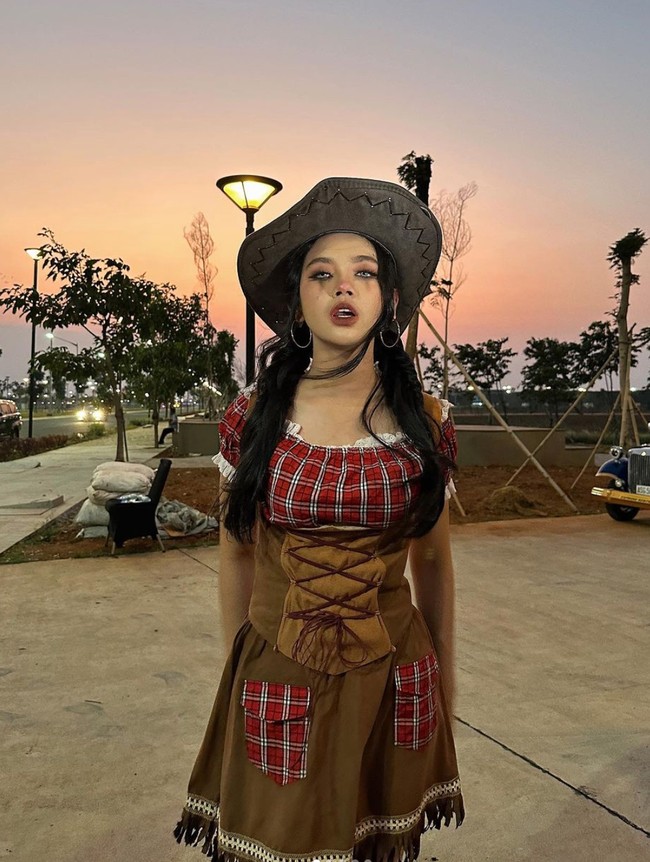 Penyanyi Lyodra Ginting tampil menyeramkan menyambut Halloween 2023. Mengenakan pakaian ala koboi, Lyodra tampak merias wajahnya dengan makeup seram. Walau tampil seram, banyak yang memujinya tetap cantik. Foto: Instagram