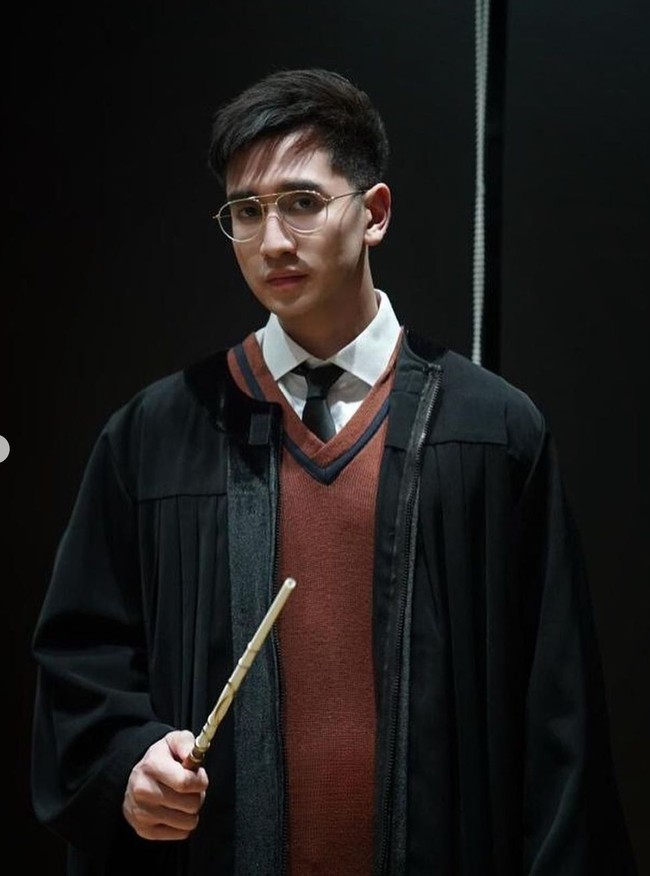 Verrel Bramasta tampil memerankan karakter Harry Potter untuk merayakan Halloween tahun ini. Mengenakan kemeja yang dipadukan dengan vest dan jubah hitam mirip seragam Hogwarts, Verrel dipuji tampan oleh banyak netizen. Tak lupa ia juga membawa tongkat sihir khas Harry Potter. Foto: Instagram