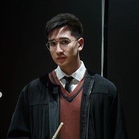 Verrel Bramasta tampil memerankan karakter Harry Potter untuk merayakan Halloween tahun ini. Mengenakan kemeja yang dipadukan dengan vest dan jubah hitam mirip seragam Hogwarts, Verrel dipuji tampan oleh banyak netizen. Tak lupa ia juga membawa tongkat sihir khas Harry Potter. Foto: Instagram