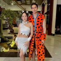 Rachel Vennya bersama kekasihnya, Salim Nauderer kompak menjadi Wilma dan Fred The Flinstone. Rachel tampil seksi mengenakan crop top one shoulder putih dan rok senada, sementara Salim mengenakan jubah oranye khas karakter Fred. Foto: Instagram