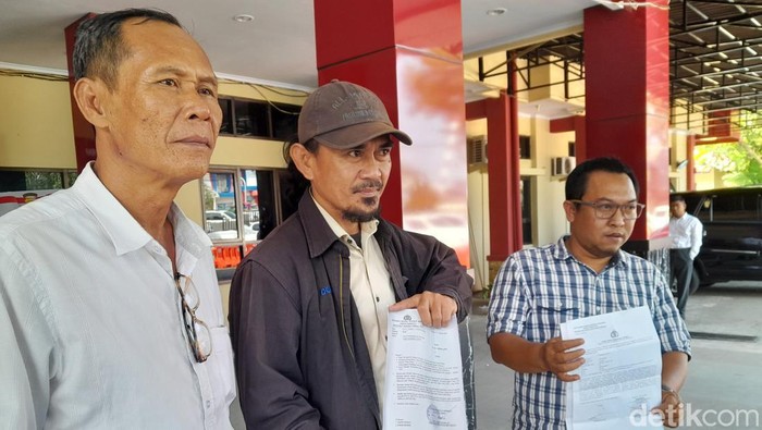 ASBS melaporkan Bupati Bengkulu Selatan terkait dugaan pemalsuan KTP dan KK.