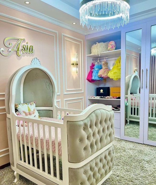 Aku tidak peduli apa yang orang pikir, itu adalah uangku dan aku berinvestasi dengan bijak dan bekerja keras. Asia adalah anak yang sangat bling. Aku tidak mau yang lain , tutur Vera. Foto: Instagram