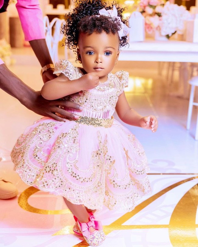 Dia adalah CEO termuda di dunia. Aku sangat bangga. Dia akan menjadi miliuner ketika dia berusia lima tahun, ujar Vera dilansir The Sun. Foto: Instagram