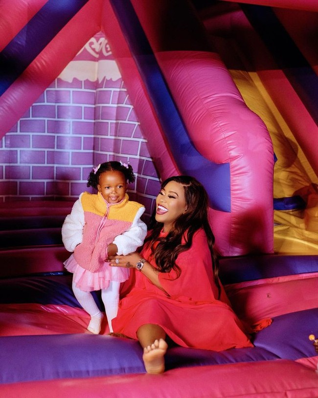 Vera sendiri merupakan CEO dari Veetox yang merilis rangkaian produk detox. Saat Asia berusia satu tahun, ia membuatkan bisnis untuk putrinya itu. Disesuaikan dengan usianya, brand Asia merilis rangkaian produk-produk bayi. Berkembang cukup cepat, merek tersebut kini telah menjual lebih dari 9 ribu item. Foto: Instagram