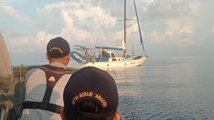 Bakamla RI Evakuasi Kapal Layar Australia di Perairan Natuna Utara Bakamla RI Evakuasi Kapal Layar Australia di Perairan Natuna Utara