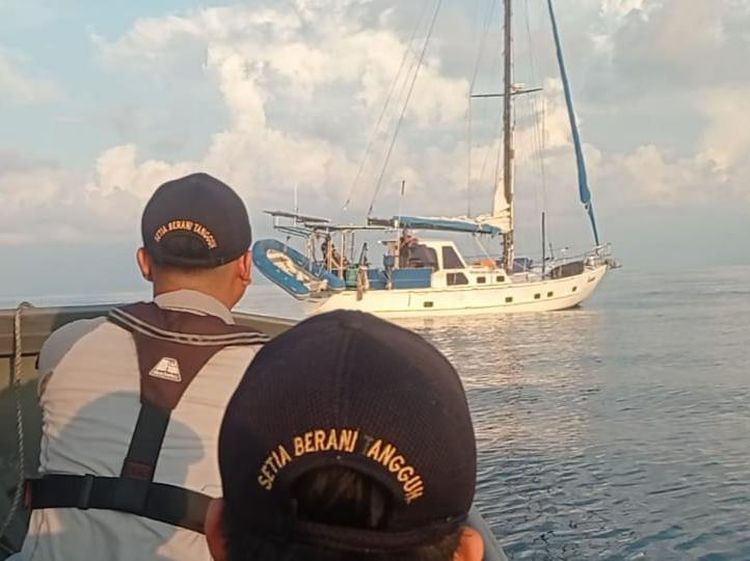 Bakamla RI Evakuasi Kapal Layar Australia di Perairan Natuna Utara
