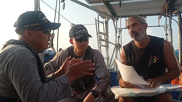 Bakamla RI melalui KN Tanjung Datu-301 menyelamatkan kapal layar asal Australia, bernama lambung Sailing Catalpa yang mengalami gangguan mesin di Laut Natuna. (dok Bakamla)