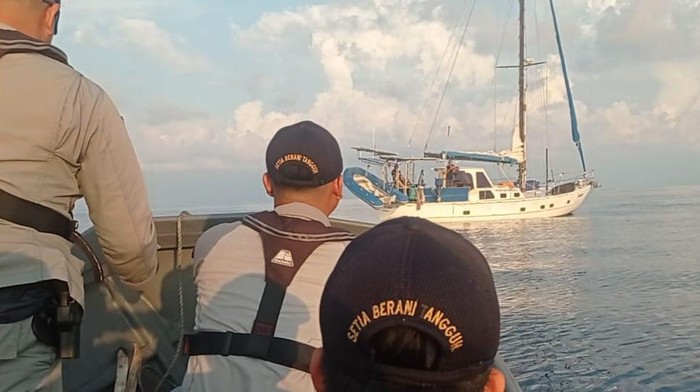 Bakamla RI melalui KN Tanjung Datu-301 menyelamatkan kapal layar asal Australia, bernama lambung Sailing Catalpa yang mengalami gangguan mesin di Laut Natuna. (dok Bakamla)