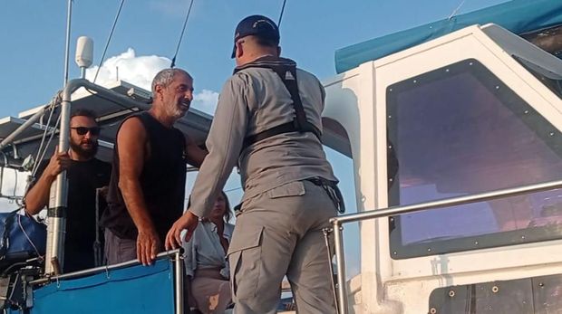 Bakamla RI melalui KN Tanjung Datu-301 menyelamatkan kapal layar asal Australia, bernama lambung Sailing Catalpa yang mengalami gangguan mesin di Laut Natuna. (dok Bakamla)