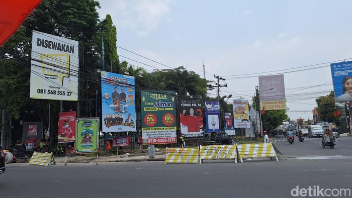 Baliho-baliho politisi menjamur di Gedongkuning jelang Pemilu 2024, Selasa (31/10/2023)